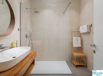 V tichej lokalite vo Vodiciach sa nachádza vila moderného di
