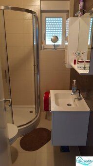 Oferujemy na sprzedaż dwupiętrowy czteropokojowy apartament