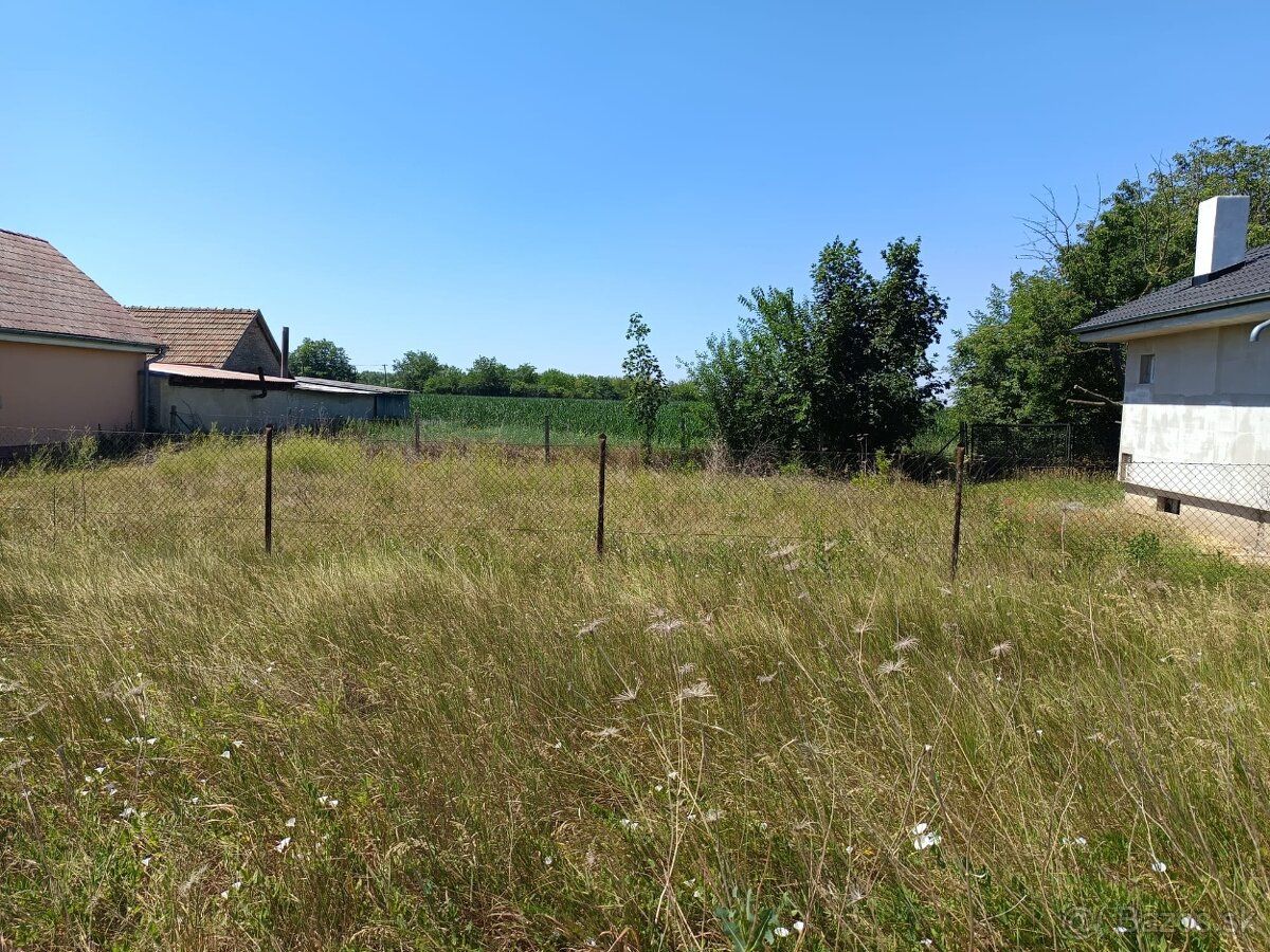 Na predaj časť pozemku o približnej výmere cca 2 000 m². Pre