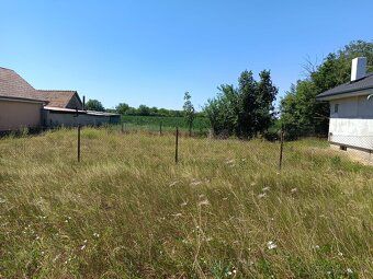 Na predaj časť pozemku o približnej výmere cca 2 000 m². Pre