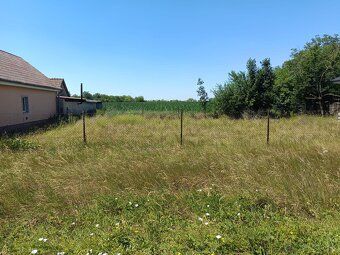 Na predaj časť pozemku o približnej výmere cca 2 000 m². Pre
