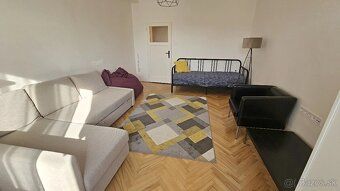 ľ ňIHLIVY 1-IZBOVY BYT VE STAREM MESTĚ – KLIMA, BALKON