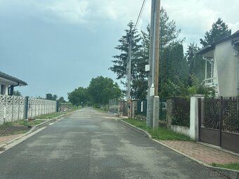 Prodám stavební pozemek v obci Slovenské Nové Mesto. •