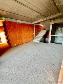 🏡Ponúkame na prodej mimořádně exkluzivní 3-podlažní vilu s