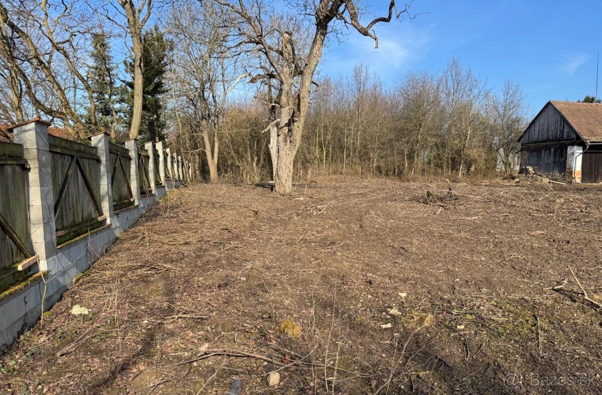 Nabízíme k prodeji rovinatý pozemek o celkové výměře 910 m2