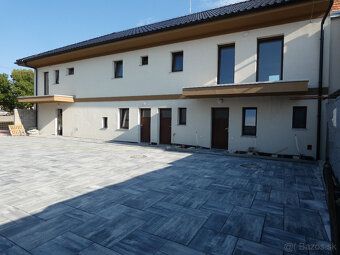 We offer for rent a spacious commercial space in a new