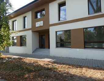 Ponúkame na prenájom priestranný komerčný priestor v novosta