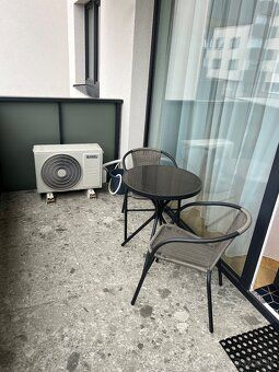 Nájem moderního 2-pokojového bytu s balkonem, parkováním a