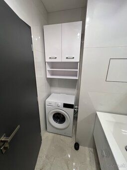 Nájem moderního 2-pokojového bytu s balkonem, parkováním a