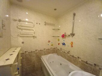 🏡 For Sale: Spacious 4-room apartment in the center of