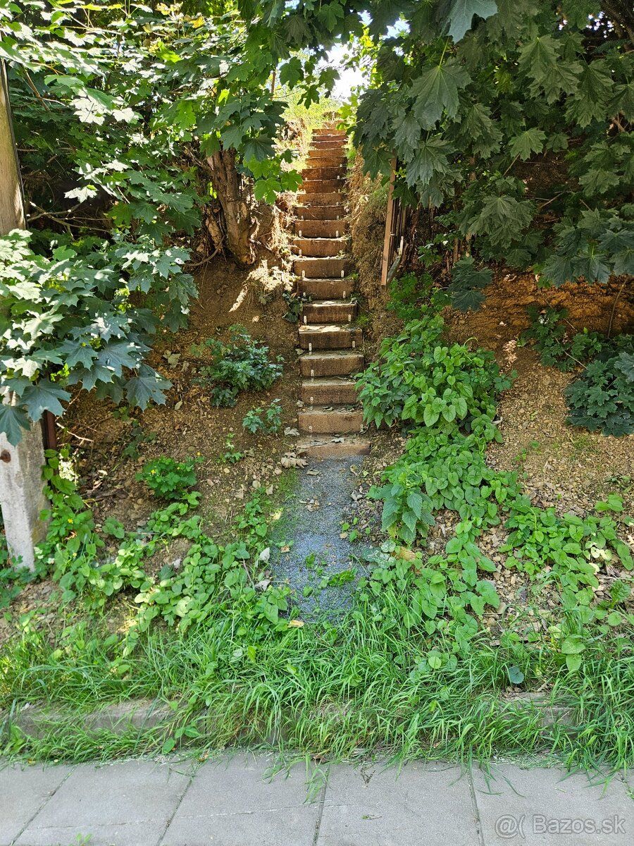 Nabízím k prodeji pozemek o výměře 882 m2 za cenu