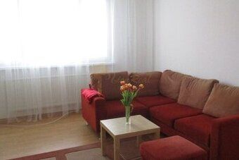 Oferuję na wynajem dużą samodzielną nieprzekraczaną izbę w