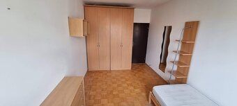 Oferuję na wynajem dużą samodzielną nieprzekraczaną izbę w
