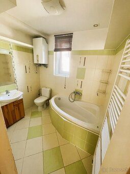Продається просторий двопокоєвий сімейний будинок у міській