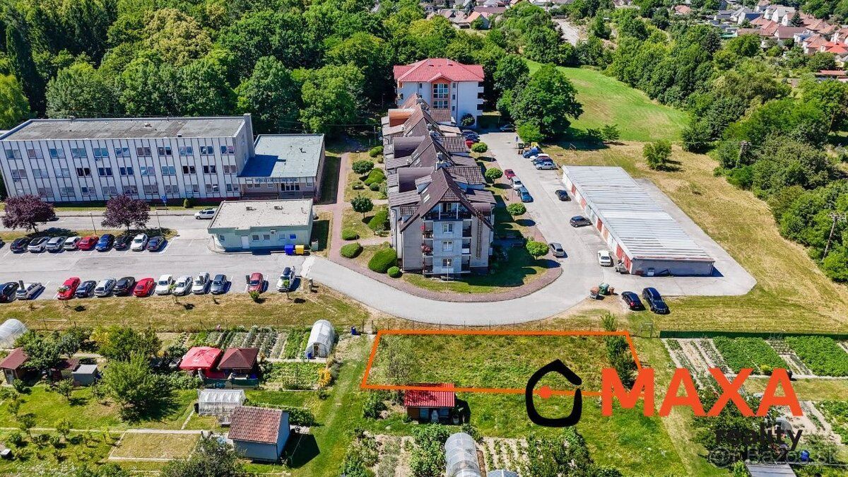 S elektrinou, vodou a podielom na prístupovej ceste - ideáln
