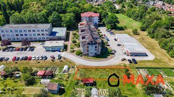S elektrinou, vodou a podielom na prístupovej ceste - ideáln