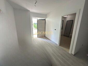 3-IZBOVÝ KOMPLETNE ZREKONŠTRUOVANÝ APARTMÁN S TERASOU