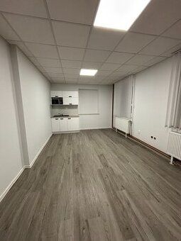 🏢 NA PRENÁJOM | KANCELÁRIA NA 3. POSCHODÍ – KLIMATIZÁCIA, VÝ