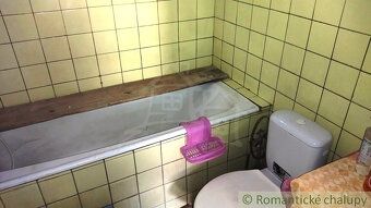 Сільський будинок у рядовій забудові знаходиться в