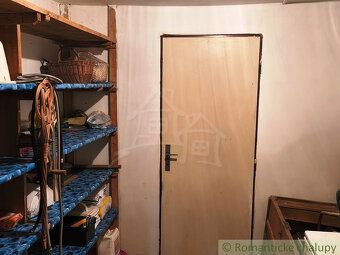 Стара кам'яна хата розташована на просторому ділянці в