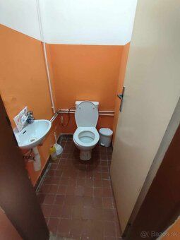 🔝 ATRAKTÍVNÍ KOMERČNÍ PROSTOR VE STREDU LEVICE – 115 m²