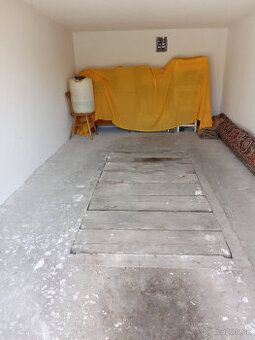 Nabízím k pronájmu prostornou garáž o ploše 38 m² ve Vodní