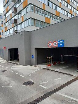 Rodzaj: Garaże i miejsca parkingowe Ulica: Domkářska