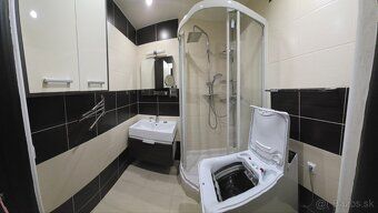 Nabízím k pronájmu mimořádně prostorný, částečně