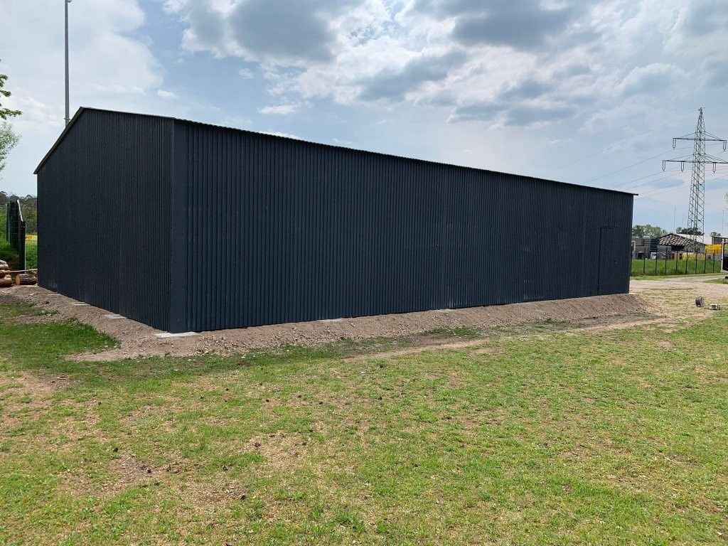 Sprzedam halę o wymiarach 8x15 w kolorze grafitu. Dach