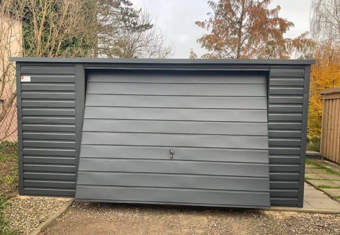 Prodám garáž 4x5 – barva grafit Střecha pokryta trapézovým