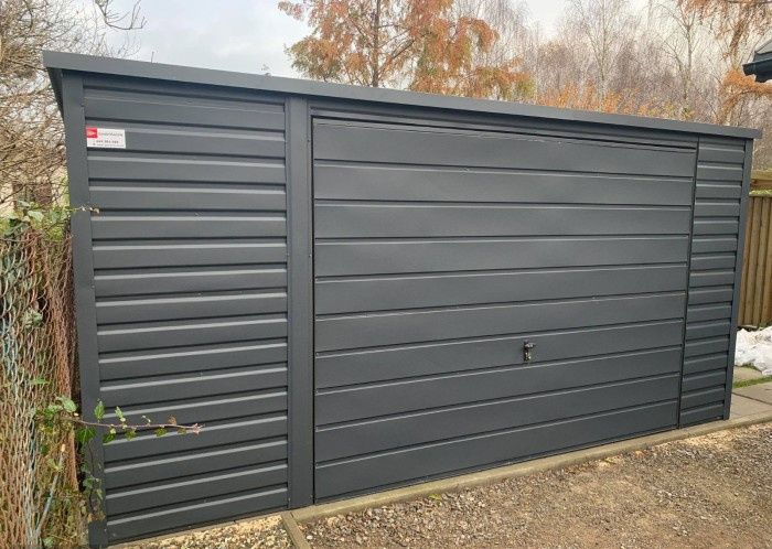 Prodám garáž 4x5 – barva grafit Střecha pokryta trapézovým