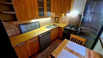 Nabízíme k pronájmu příjemný, světlý a kompletně zařízený