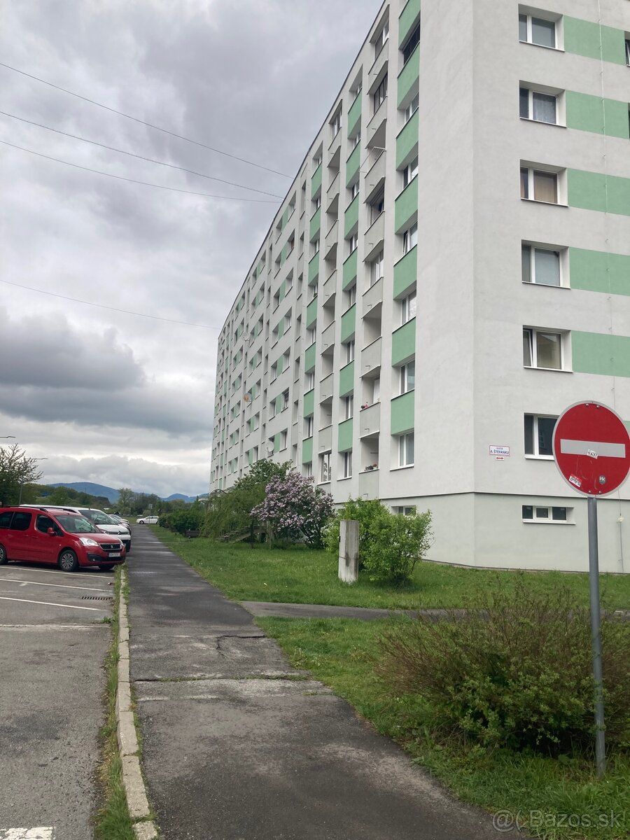 Prefabrikovaný 2-pokojový byt s balkonem ve Žiaru nad