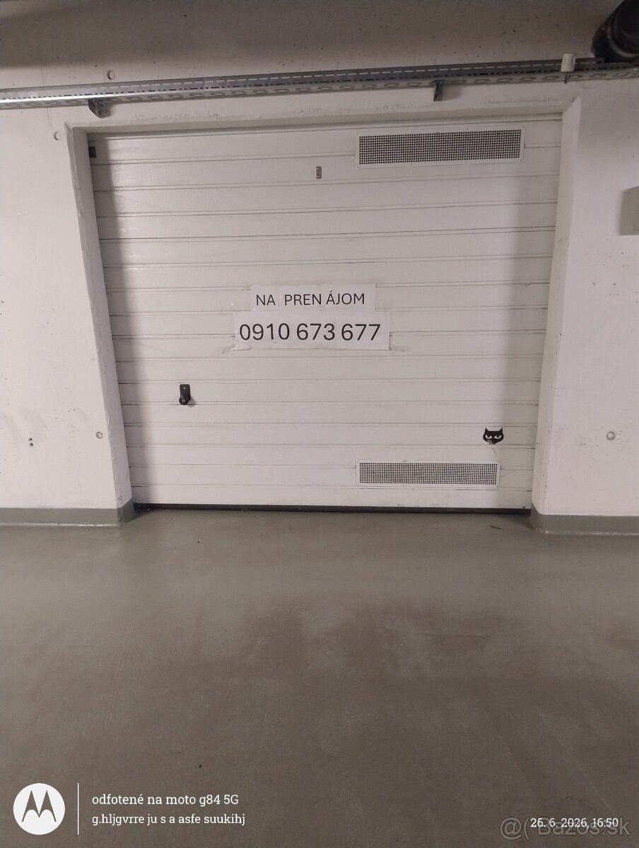 Nájem garáže. Kamery, elektrické vrata, regály, police