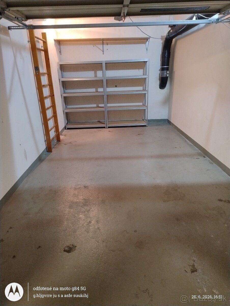 Nájem garáže. Kamery, elektrické vrata, regály, police
