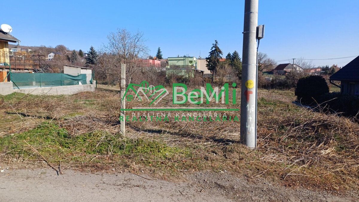 207-14-JUFa Nabízíme k prodeji menší stavební pozemek o