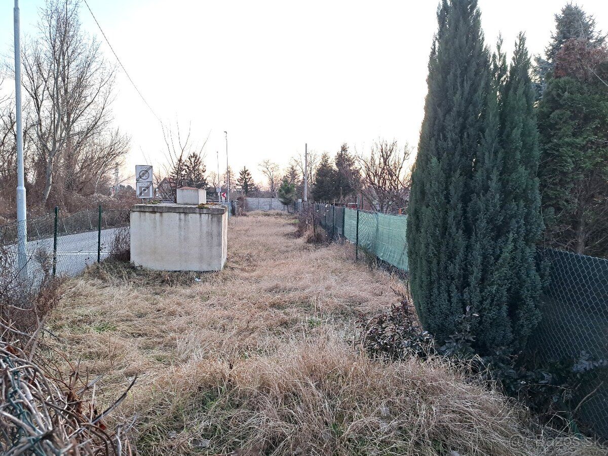 Nabízíme k prodeji pozemek se zahradou v Ružinově s