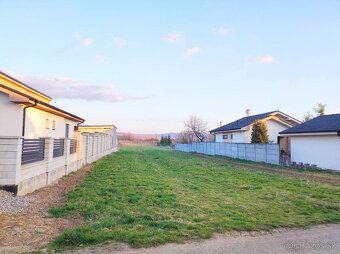 Prodám slunný pozemek o rozloze 1757 m² v obci Chrabrany, v