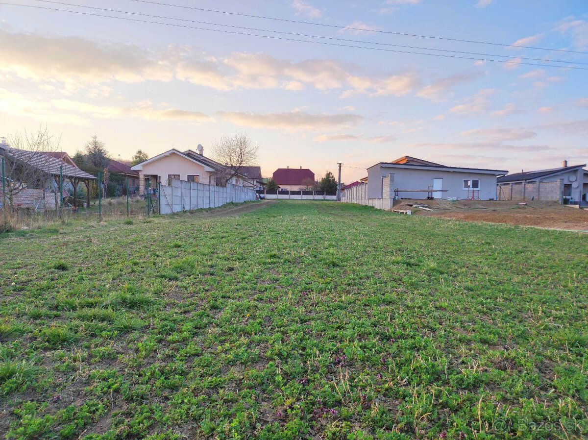 Prodám slunný pozemek o rozloze 1757 m² v obci Chrabrany, v