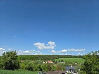 Prodám slunný pozemek o rozloze 1757 m² v obci Chrabrany, v