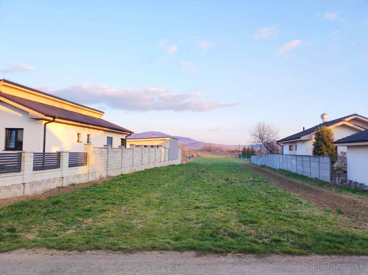 Prodám slunný pozemek o rozloze 1757 m² v obci Chrabrany, v