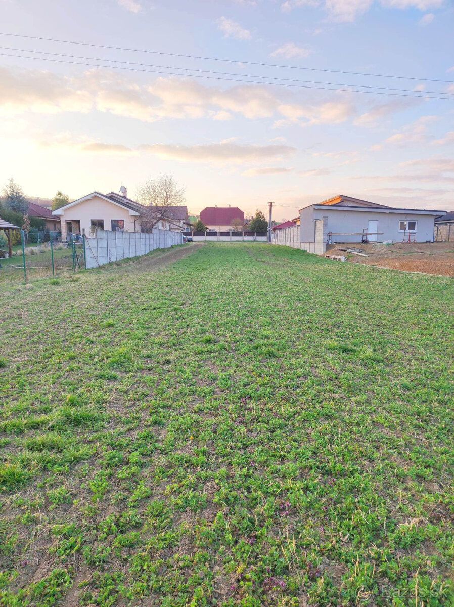 Prodám slunný pozemek o rozloze 1757 m² v obci Chrabrany, v