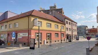 Velko­metrážný 134 m² byt v bytovce meziválečného období na
