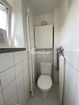 Mieszkanie w stylu miejskim z atmosferą domu, pełne światła