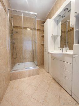 Oferujemy na sprzedaż przestronny 3-pokojowy apartament o