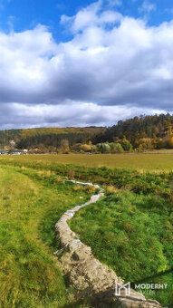 Prodám pozemek určený k výstavbě (rodinný dům) v zastavěném