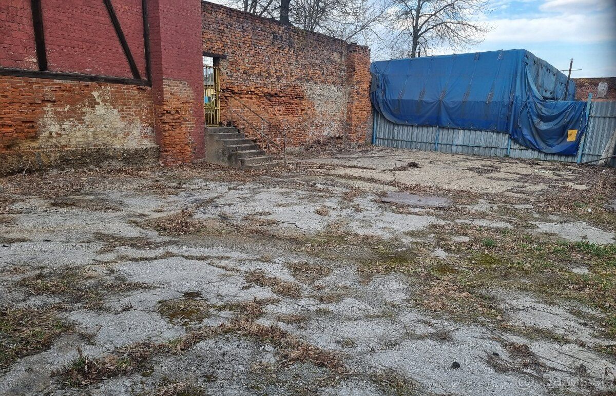 Nabízím pronájem zpevněného volného prostoru o ploše 260 m²