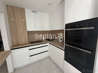 Nabízíme k pronájmu prostorný 3-pokojový byt nacházející se