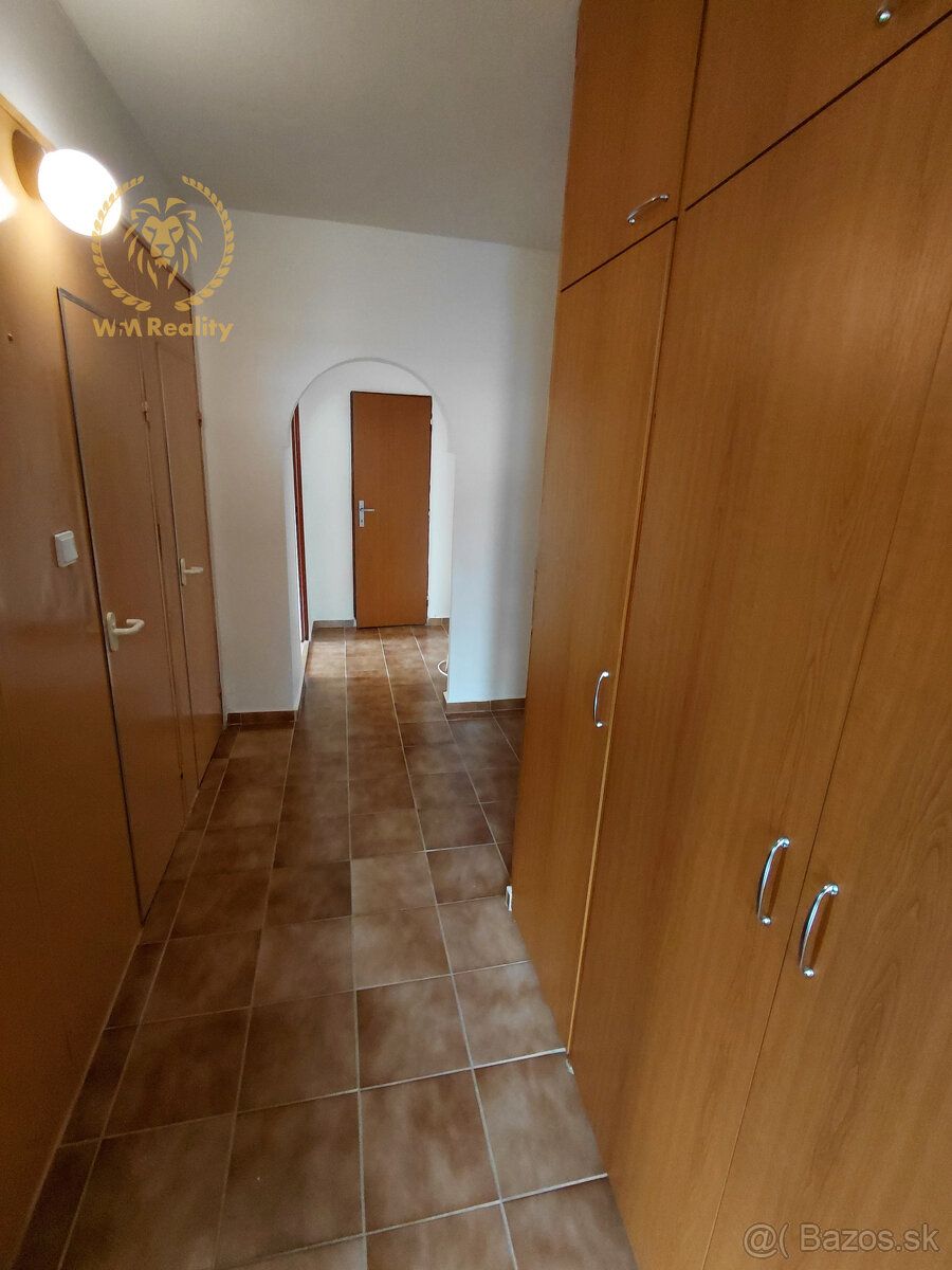 Nabízíme k pronájmu prostorný 3-pokojový byt nacházející se