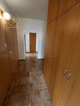 Nabízíme k pronájmu prostorný 3-pokojový byt nacházející se